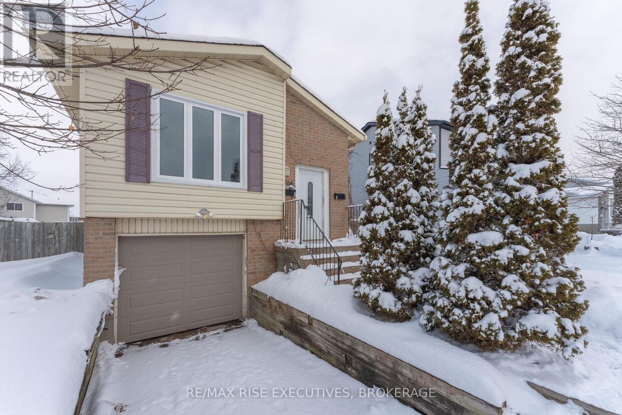 Primary Photo - 766-766 Cataraqui Woods Dr