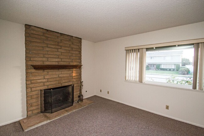 Building Photo - This lovely North Oxnard 4 bedroom 2 bath home with Vintage Oxnard Vides!!! COMING SOON