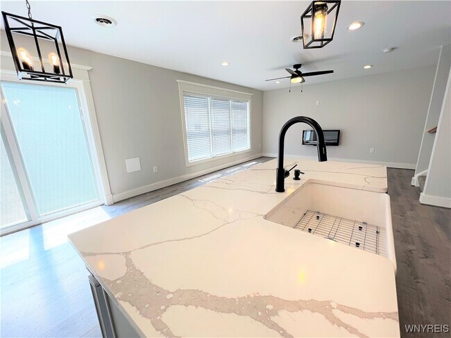 Foto del edificio - 10985 Main St