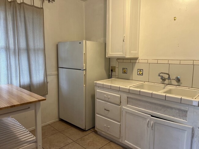 Building Photo - 883 N Hoover St