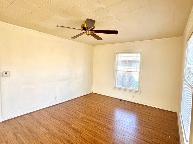 Foto del edificio - Portsmouth Neighborhood 3 story Home with Laminate H/W Floors, Fenced Backyard