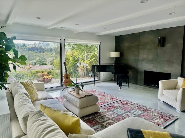 Primary Photo - 22421 Mulholland Dr