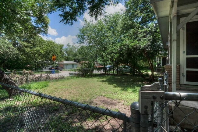 Foto del edificio - 4614 Bennett Ave