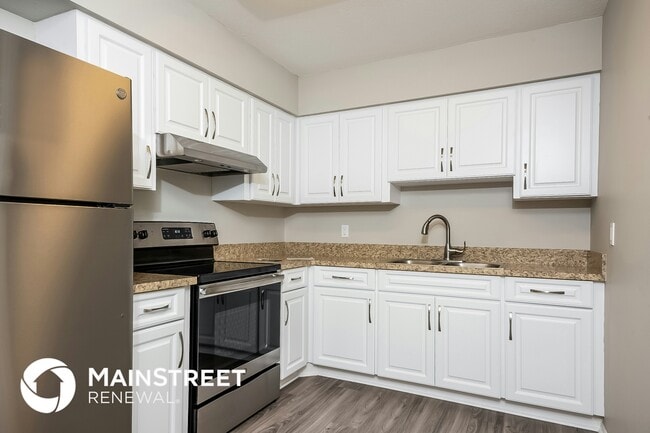 Building Photo - 744 Pineland Ave