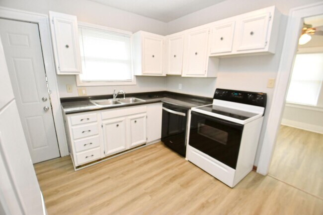Foto del edificio - Sunnymeade home in South Bend IN, 3 bedroom 1 bath