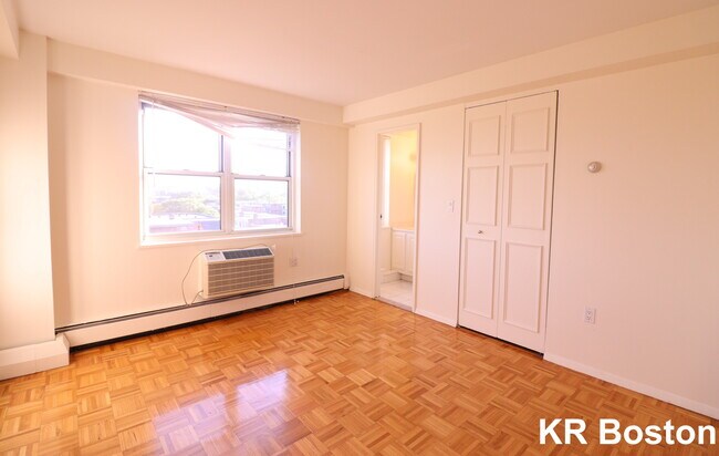 Building Photo - 15 Thatcher St