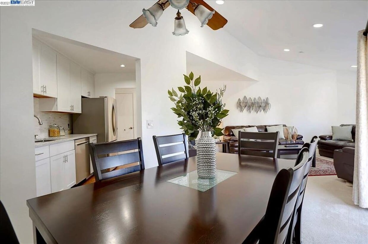 Primary Photo - $2,990- GORGEOUS 2 BEDROOM CONDO IN CENTRA...