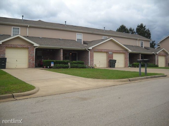 Building Photo - 2701 Logan Cir