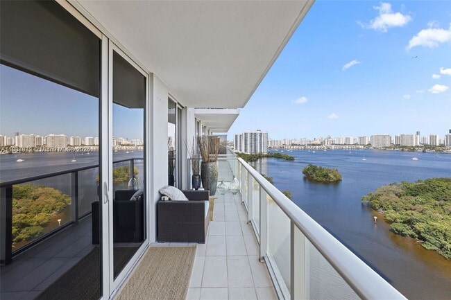 Foto del edificio - 16385 Biscayne Blvd