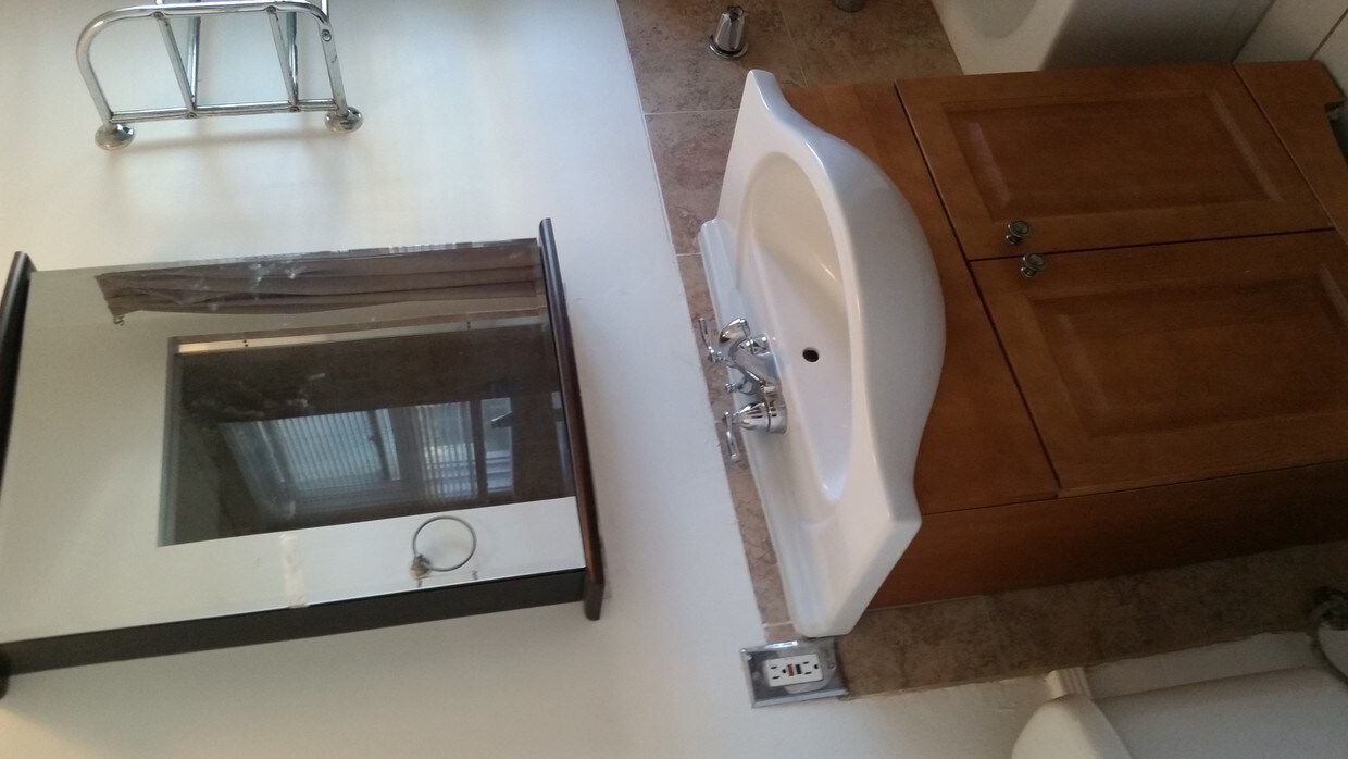 Foto principal - 236 S Rexford Dr