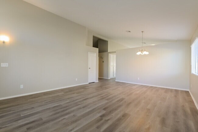 Foto del edificio - 682 Covina Dr