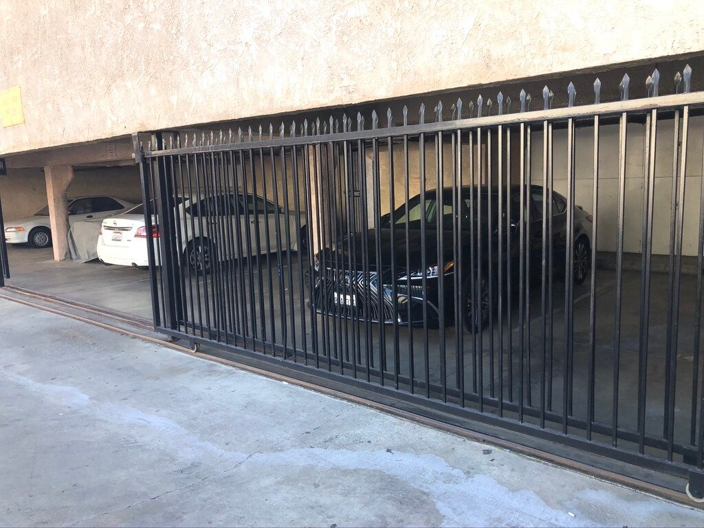 Secured parking 1 car - 1057 Justin Ave