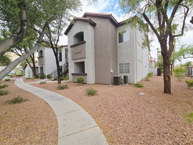 Foto del edificio - BEAUTIFUL 2 BEDROOM / 2 BATH LOWER LEVEL C...