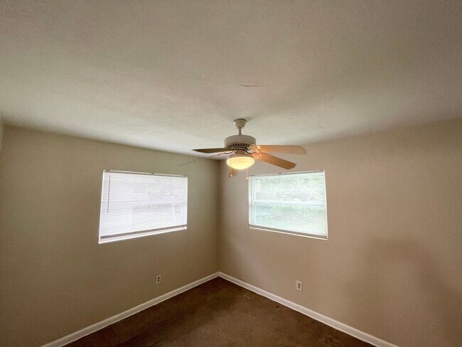 Foto del edificio - 2 Bedroom 1 bath home, close to bus stops ...