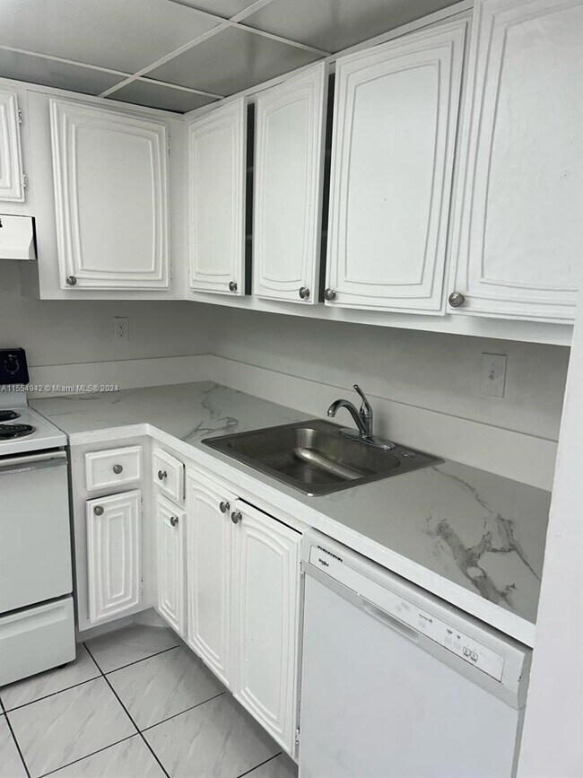 Foto del edificio - 498 NW 165th St