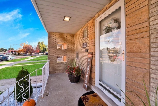 Building Photo - 8630 S Komensky Ave