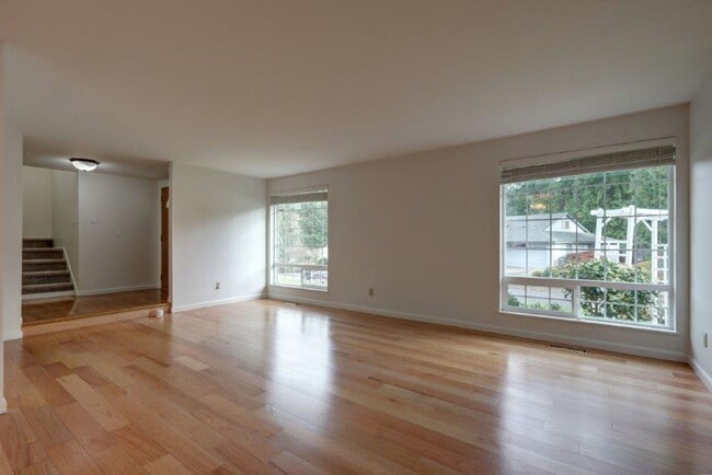 Building Photo - Spacious 4 Bedroom/3ba Bath Bellevue Home Available Now!