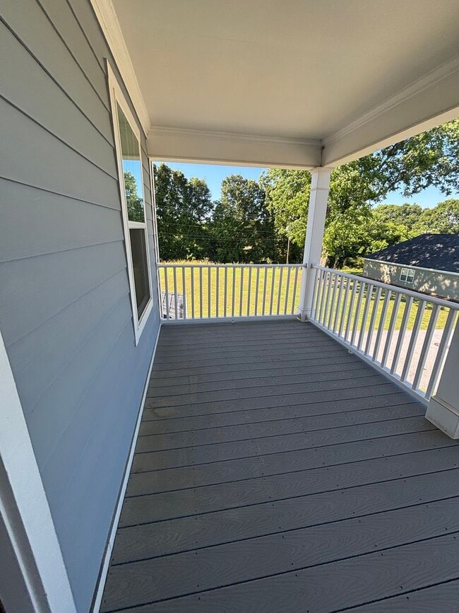 Foto del edificio - Beautiful 3 Bedroom, 2 Bathroom Stacked Duplex in Anderson, SC