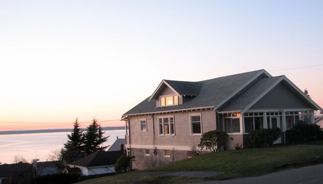 Building Photo - Gorgeous 3 bedroom Home Overlooking Bellin...