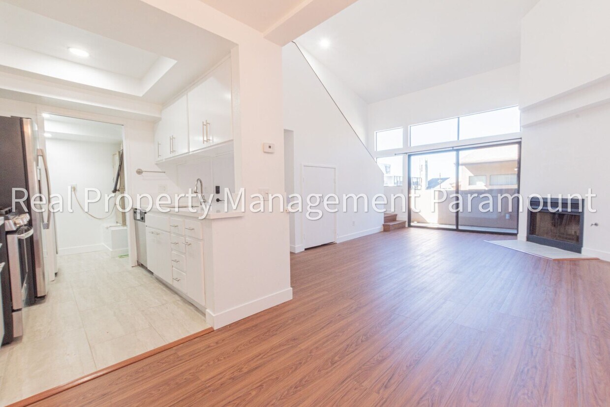 Foto principal - Spectacular 2 Bedroom, 2 Bath Condo with L...