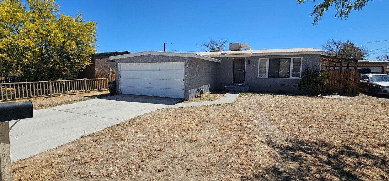 Primary Photo - 424 N Alvord St
