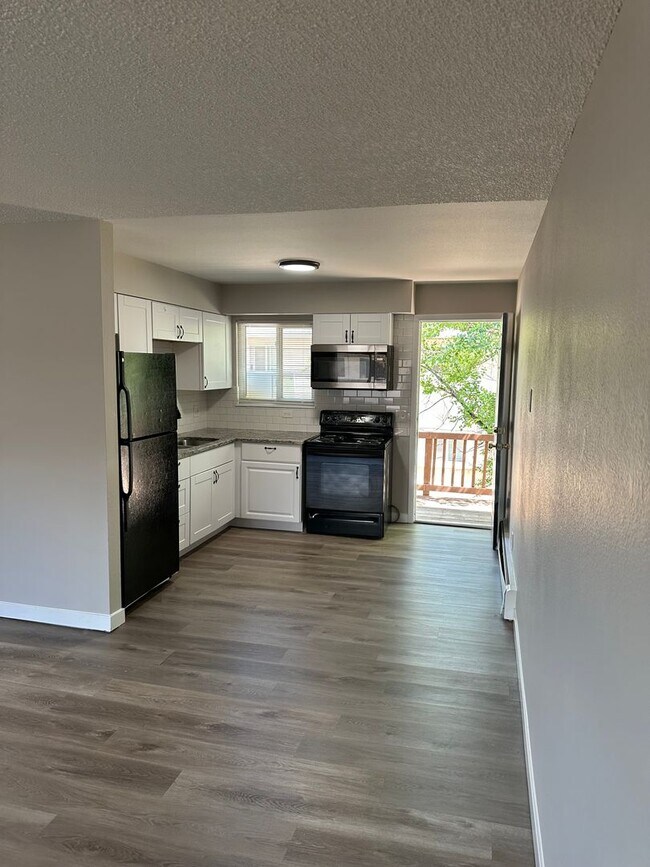 Building Photo - $500 Off Your 1st Month!!