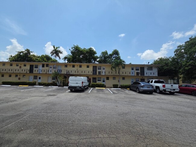 Building Photo - 20200 NE 29th Ct