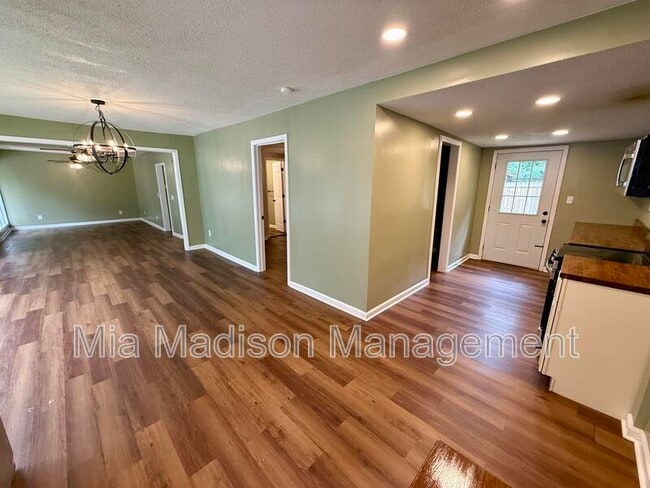 Building Photo - 2233 E Derenne Ave