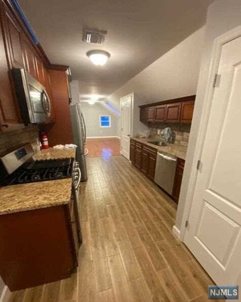 Foto del edificio - 47 Campbell Ave