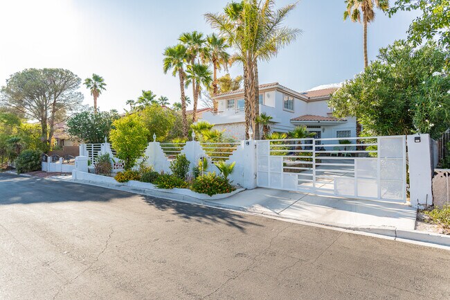 Building Photo - 2912 La Mesa Dr