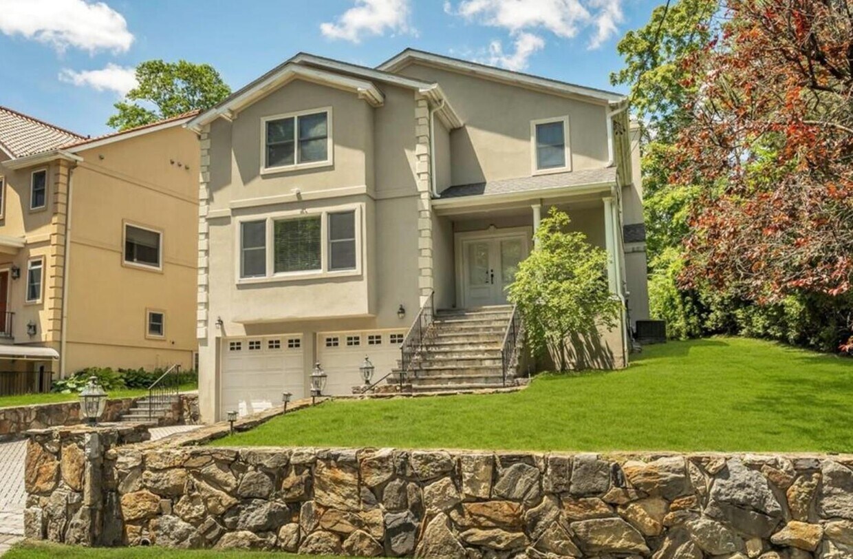 Primary Photo - 696 Ridgeway