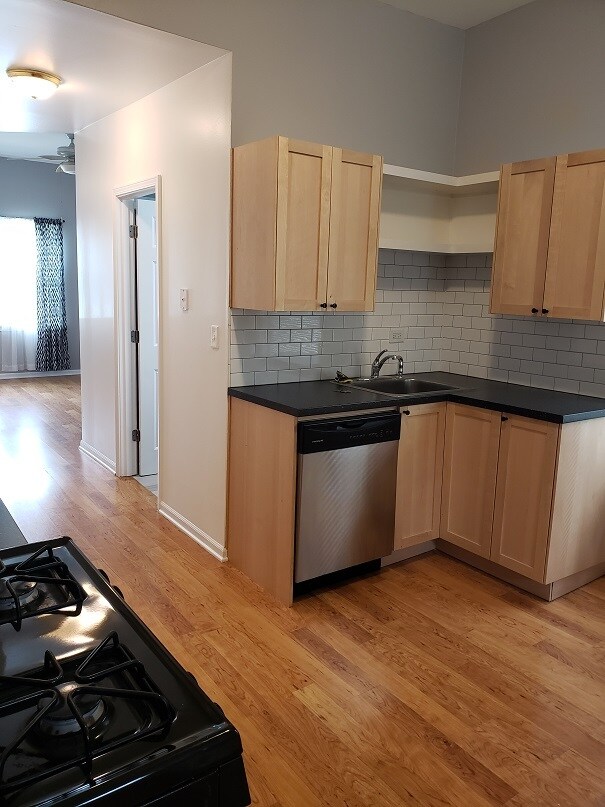 Kitchen/Dishwasher - 1855 N Mozart St