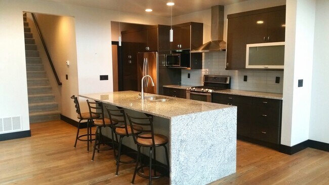 Building Photo - Gorgeous modern 5 bedroom - Minutes from MSU!