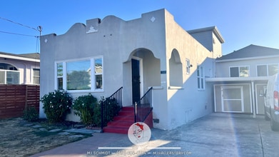 Building Photo - 1527-1529 Elm St