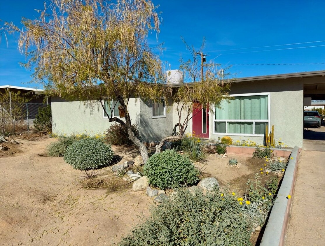 Primary Photo - Awesome 3 bed/1 bath Furnished or Unfurnis...