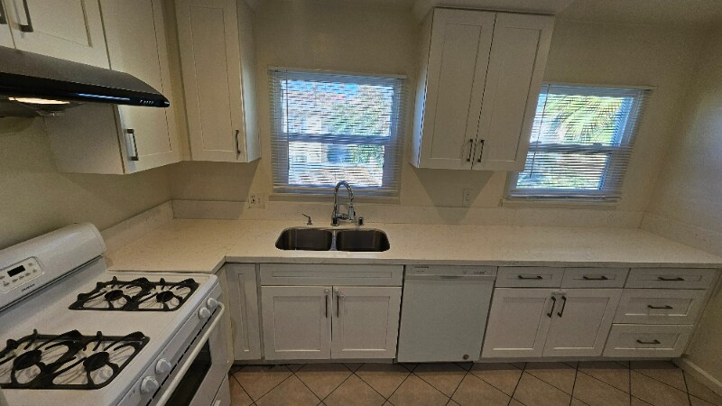 Foto principal - 7240 Woodman Ave