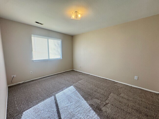 Foto del edificio - Upper Floor Multi-Family Unit