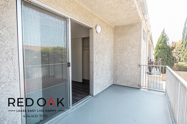 Building Photo - Newly Remodeled, Spacious Top Floor One Be...