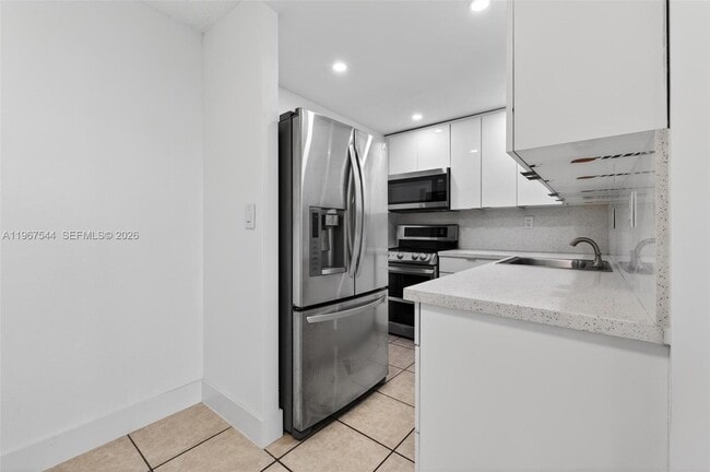 Building Photo - 606 W 81st St