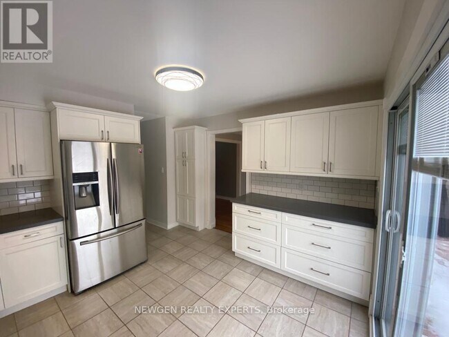 Building Photo - 146 Fanshawe Dr