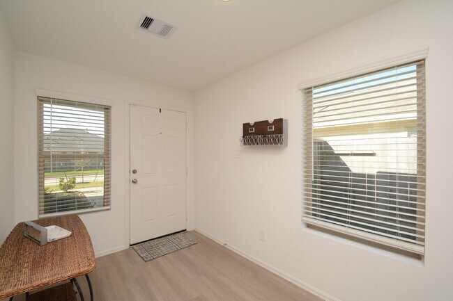 Foto del edificio - 379 Jewett Meadow Dr