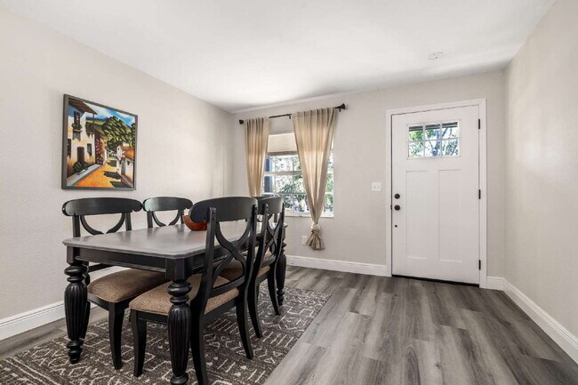 Foto del edificio - "Charming 3-Bed, 2-Bath Home in Tampa – Perfect Blend of Comfort and Convenience!"