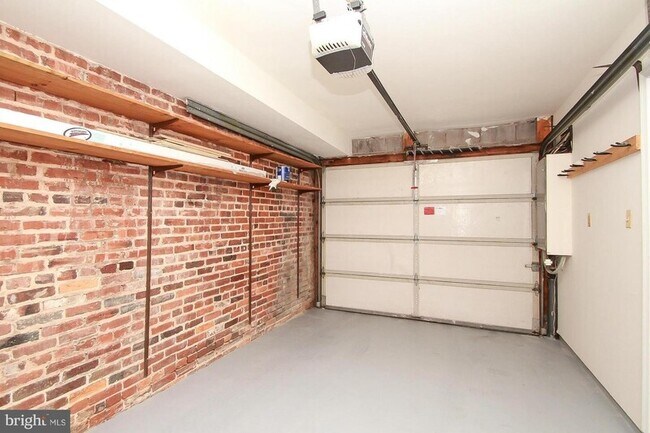 Building Photo - 19 E Churchill St