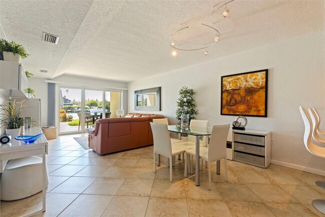 Building Photo - 12100 Capri Cir S