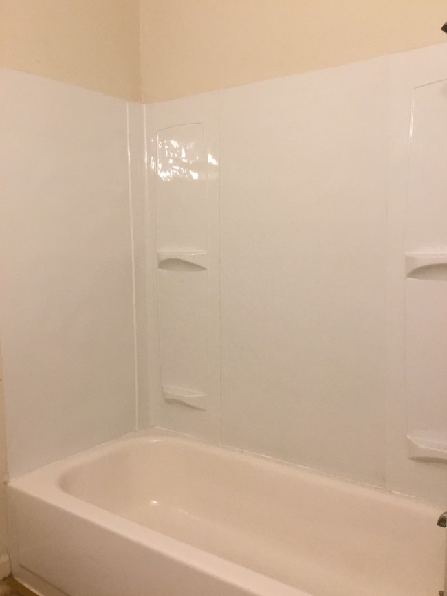 1 BED 1 BATH: BATHROOM - Evergreen Park