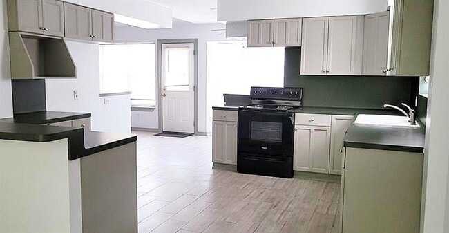 Building Photo - 16318 Forest Way Dr