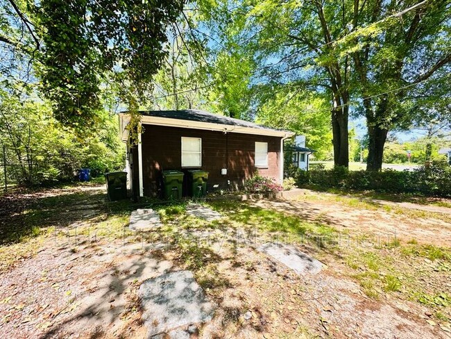 Foto del edificio - 2125 Larchwood Rd SW
