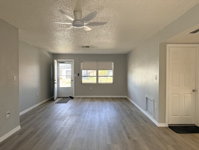 Foto del edificio - 8437 Luray Dr