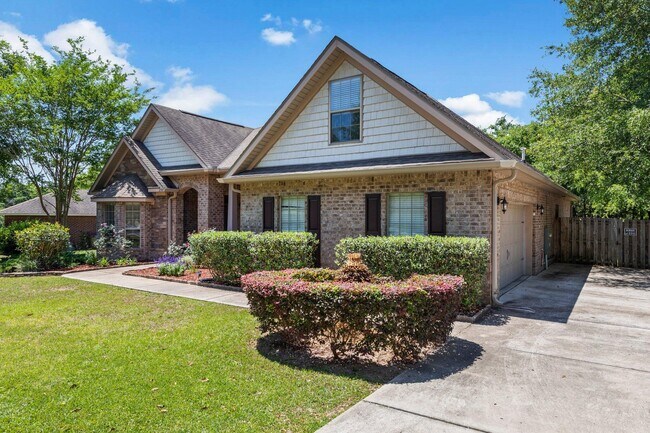 Building Photo - 208 Foxchase Way