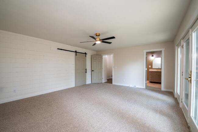 Building Photo - 418 N Trivoli Rd